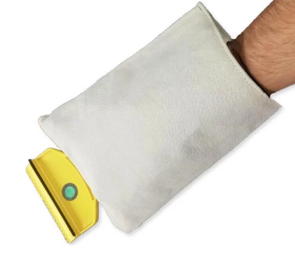 Jégkaparó bélelt bőrkesztyűs, gumi lehúzóval